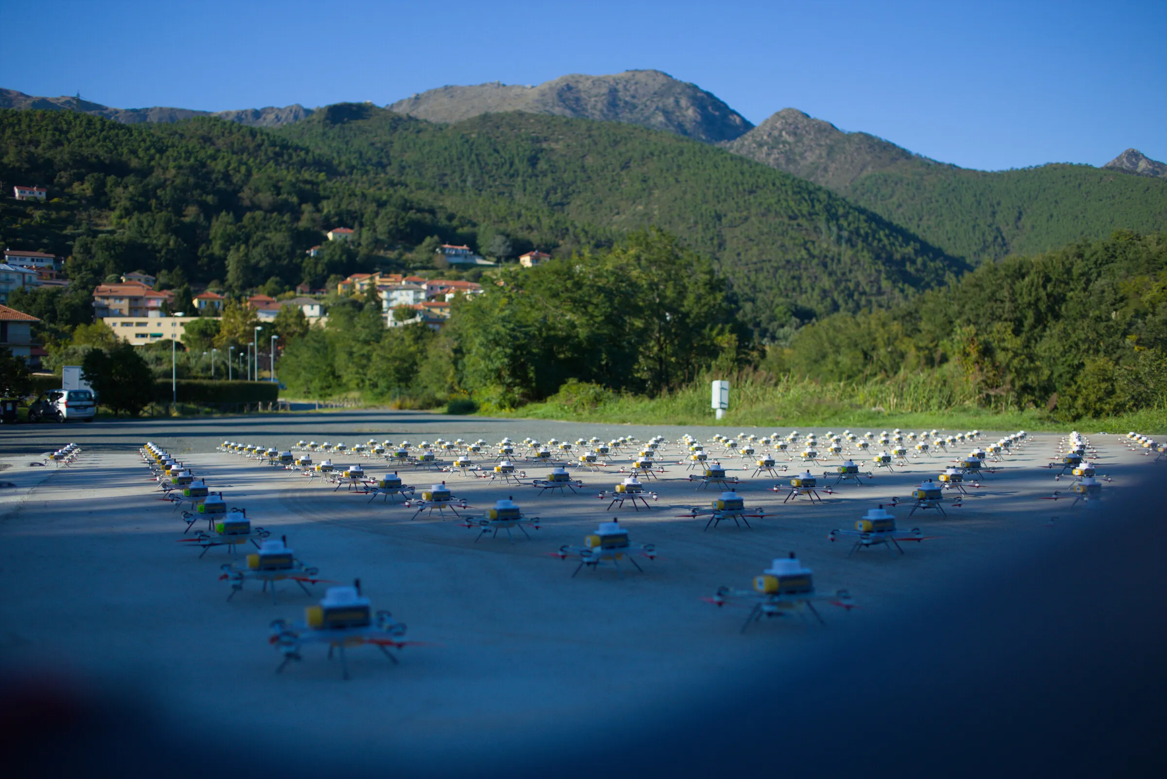 Flotta LuminousBee con le montagne italiane sullo sfondo