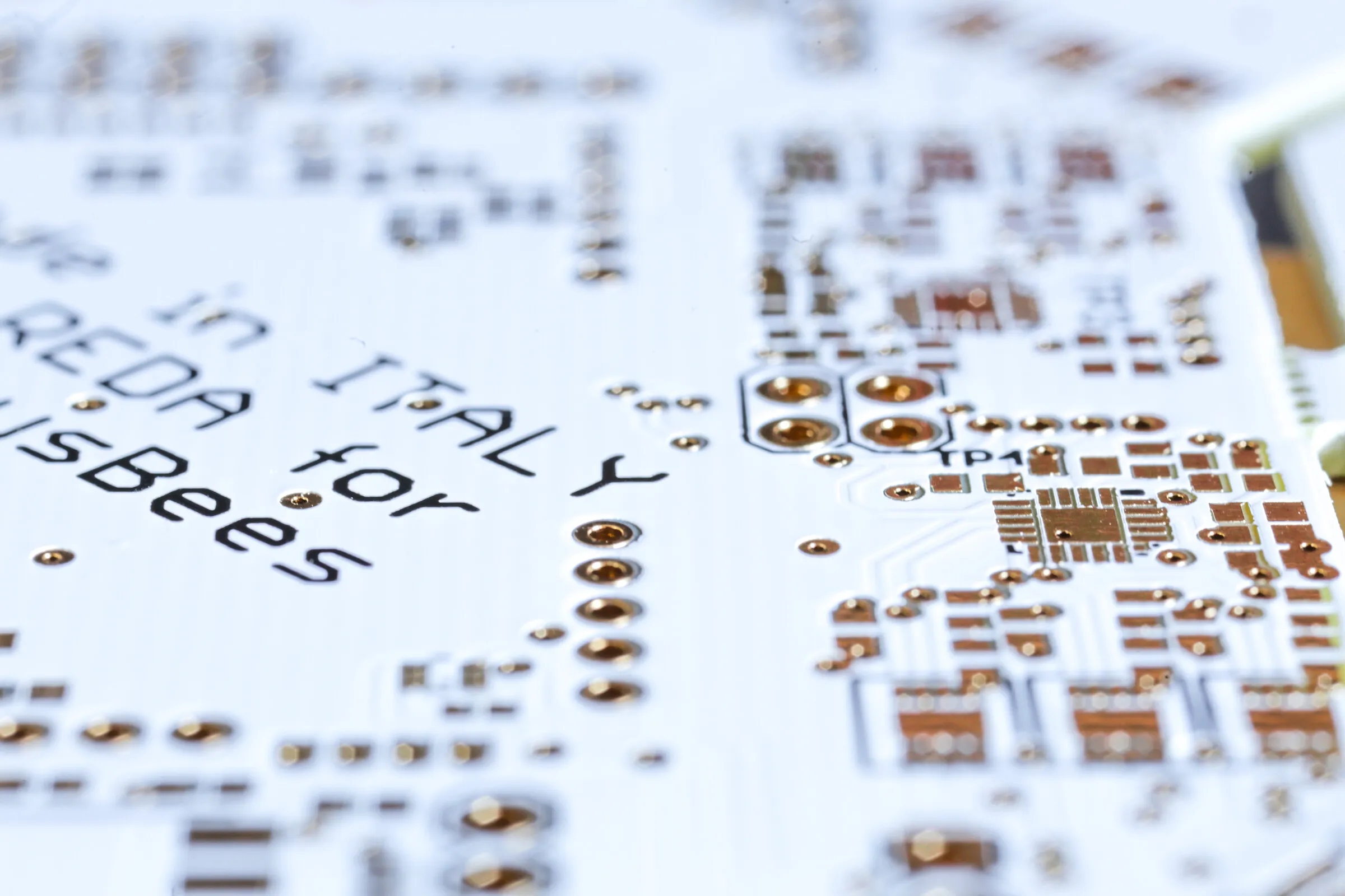 Dettaglio macro del PCB con scritta Made in Italy visibile