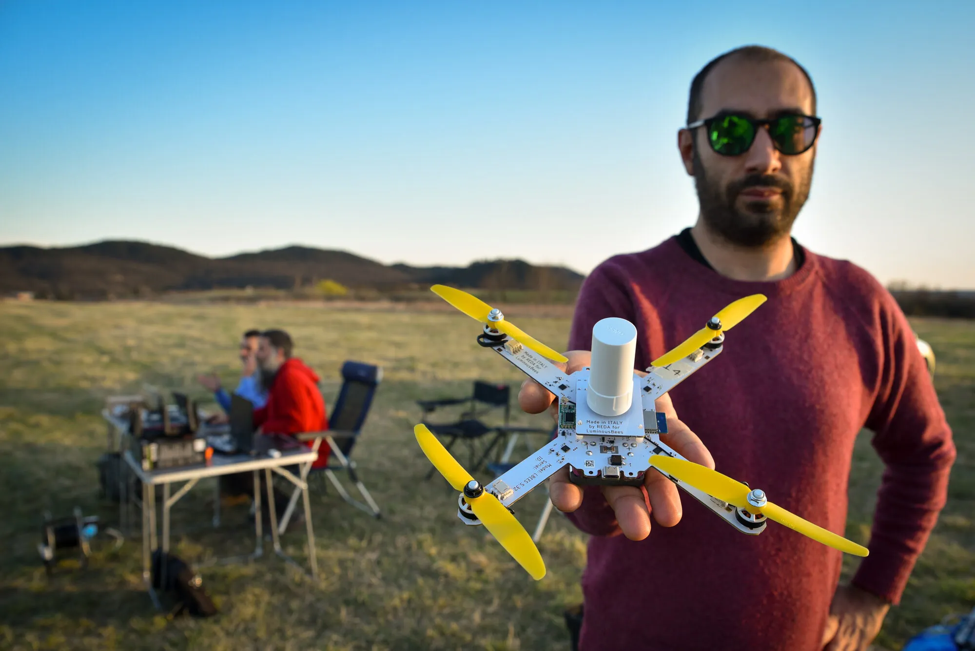 Giorgio Rinolfi con un drone LuminousBee e il team sullo sfondo